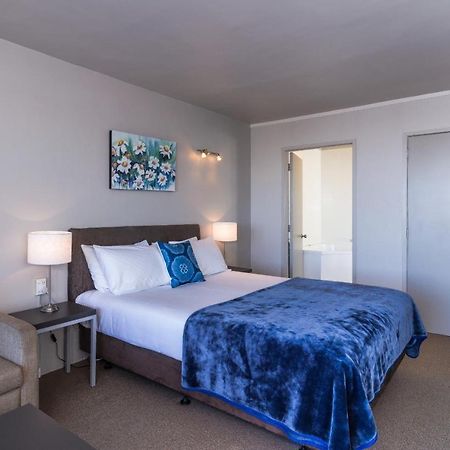 Twin Peaks Lakeside Inn Таупо Екстериор снимка