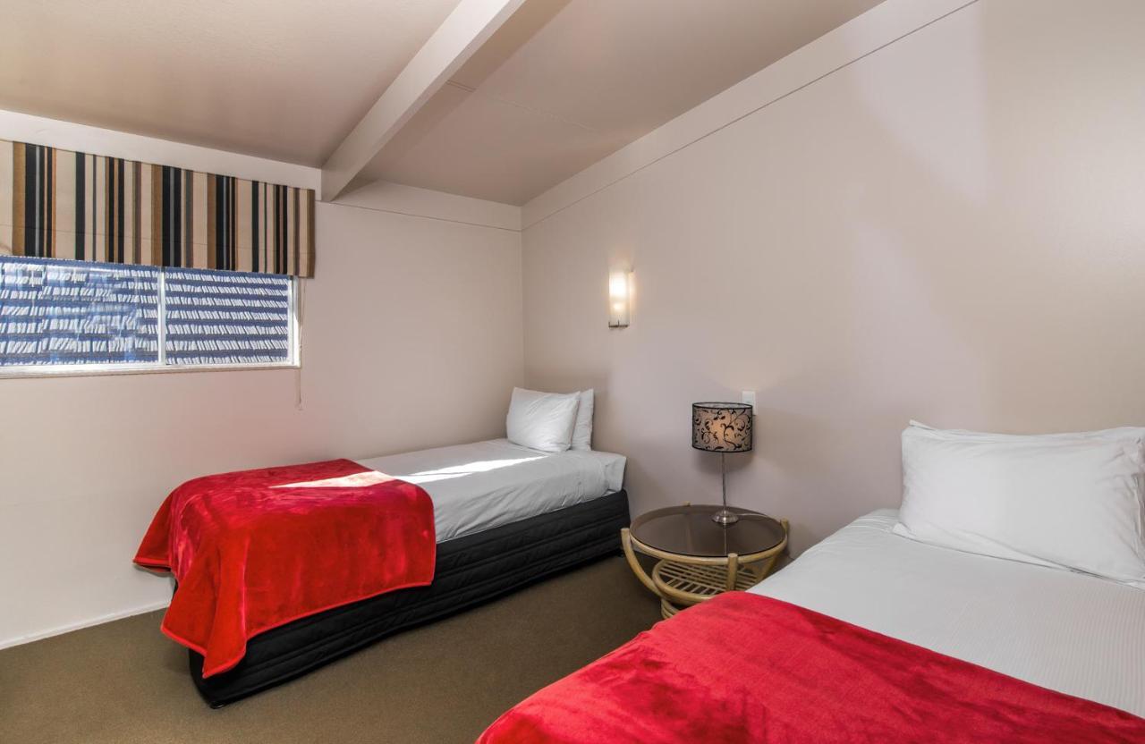 Twin Peaks Lakeside Inn Таупо Екстериор снимка