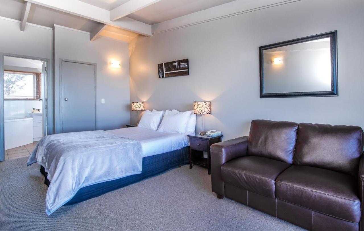 Twin Peaks Lakeside Inn Таупо Екстериор снимка