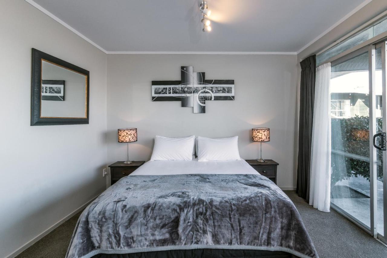 Twin Peaks Lakeside Inn Таупо Екстериор снимка