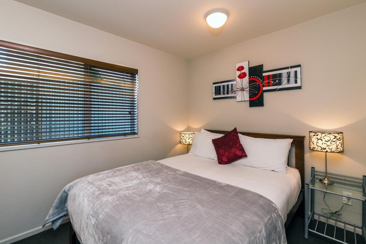 Twin Peaks Lakeside Inn Таупо Екстериор снимка