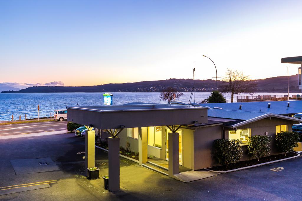 Twin Peaks Lakeside Inn Таупо Екстериор снимка