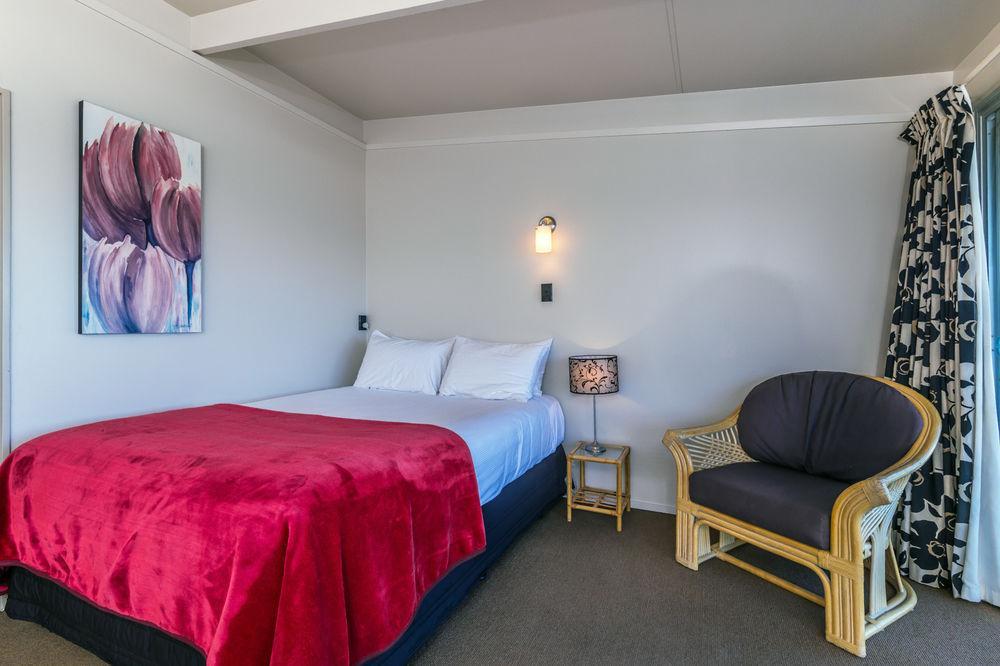Twin Peaks Lakeside Inn Таупо Екстериор снимка