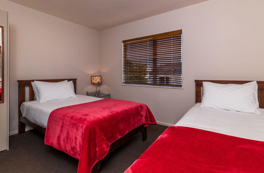 Twin Peaks Lakeside Inn Таупо Екстериор снимка