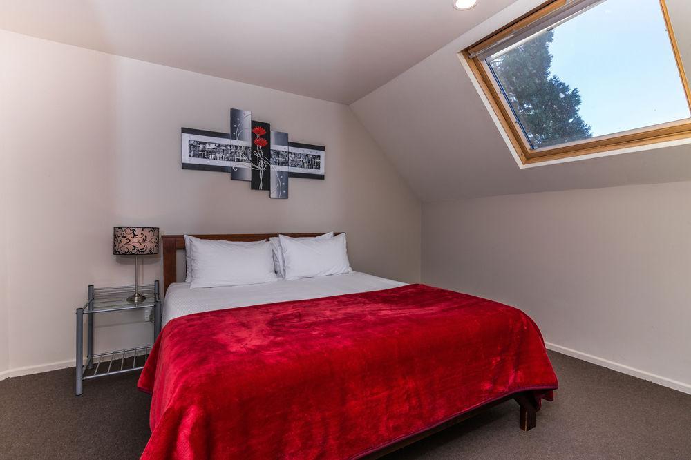 Twin Peaks Lakeside Inn Таупо Екстериор снимка